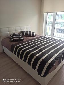 uma cama com um edredão preto e branco num quarto em DRY SUİTS em Istambul