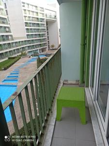 um banco verde sentado na varanda de um edifício em DRY SUİTS em Istambul