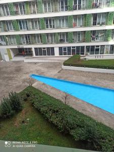 - un grand bâtiment avec une piscine en face dans l'établissement DRY SUİTS, à Istanbul