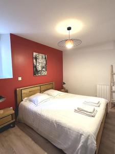 Кровать или кровати в номере Appartement centre ville - PARKING PRIVE - WIFI