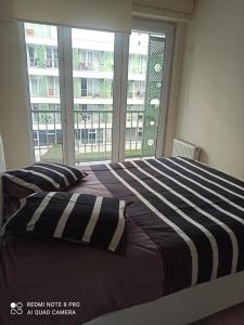 um quarto com uma cama e uma grande janela em DRY SUİTS em Istambul