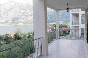 Ein Balkon oder eine Terrasse in der Unterkunft Apartment Felicita Prcanj Boko Kotor