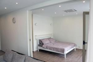 Schlafzimmer mit einem Bett und einem Spiegel in der Unterkunft Apartment Felicita Prcanj Boko Kotor in Kotor