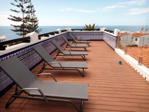 une rangée de chaises assises sur une terrasse donnant sur l'océan dans l'établissement Alsol El Chaparral, à Playa del Ingles