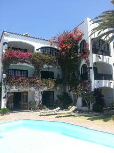 een appartementencomplex met een zwembad ervoor bij Alsol El Chaparral in Playa del Inglés
