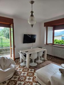 een woonkamer met een witte tafel en stoelen bij Villa Avucat in San Marco Argentano