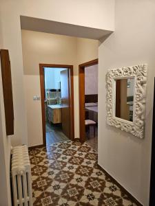 een hal met een spiegel en een kamer bij Villa Avucat in San Marco Argentano