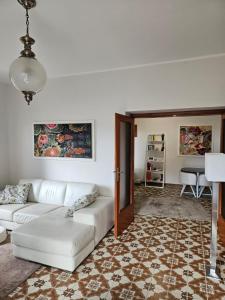 een woonkamer met een witte bank en een tafel bij Villa Avucat in San Marco Argentano