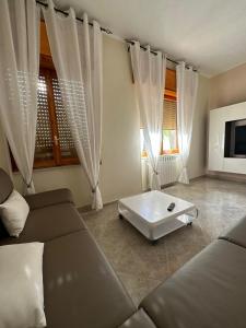 a living room with a couch and a coffee table at Superbe Appartement de 5 pièces avec 3 grandes chambres situé dans un jolie village in Montefalcione