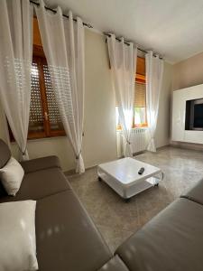 sala de estar con sofá y mesa de centro en Superbe Appartement de 5 pièces avec 3 grandes chambres situé dans un jolie village, en Montefalcione