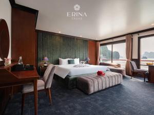 een hotelkamer met een groot bed, een bureau en een bureau bij Erina Cruise in Ha Long