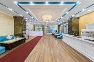 un vestíbulo con una sala de espera con muebles azules en Blue Pearl Hotel, en Nha Trang
