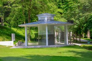 Garður fyrir utan Hotel Švicarija - Terme Dobrna