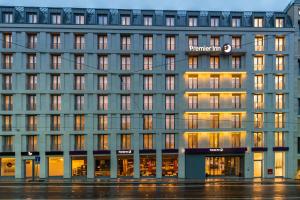 un edificio con un cartel en el costado en Premier Inn Leipzig City Oper en Leipzig