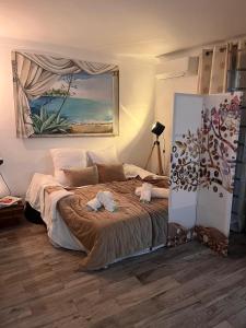una camera da letto con un letto con due peluche sopra di Les Canoubiers Luxe et sérénité au cœur de Saint-Tropez Suites spacieuses avec jardin enchanteur a Saint-Tropez