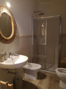 een badkamer met een wastafel, een douche en een toilet bij Da Cinema a Residenza d'Artista BLUE YELLOW RED in Orbetello