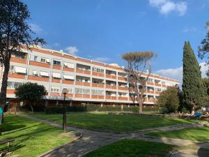 ein großes Gebäude mit einem Park davor in der Unterkunft B&B EurGardenie in Rom