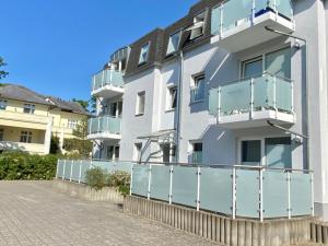 - un bâtiment avec des balcons sur le côté dans l'établissement Haus Nemo Wohnung 1, à Heringsdorf