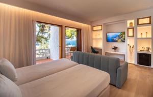 TV a/nebo společenská místnost v ubytování Wyndham Loutraki Poseidon Resort