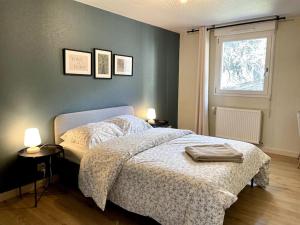 - une chambre avec un lit, deux lampes et une fenêtre dans l'établissement Maison Flore, à Besançon