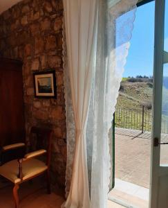 Zimmer mit einem Fenster und Meerblick in der Unterkunft Relais Maffia B&B in Orsara di Puglia