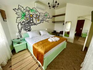 - une chambre avec un lit orné d'une peinture murale dans l'établissement Wine Paradise, à Sveti Ivan Zelina