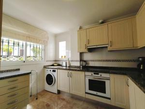 Kuchyň nebo kuchyňský kout v ubytování Nerja Sun Apartments Casa Cipreses 5