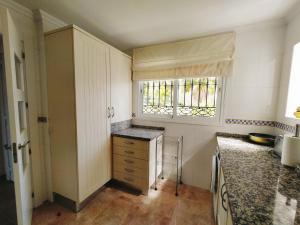 Kuchyň nebo kuchyňský kout v ubytování Nerja Sun Apartments Casa Cipreses 5