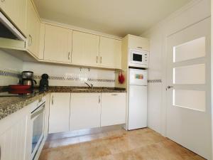 Kuchyň nebo kuchyňský kout v ubytování Nerja Sun Apartments Casa Cipreses 5