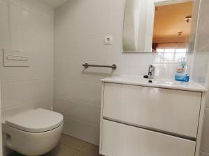 Koupelna v ubytování Nerja Sun Apartments Casa Cipreses 5