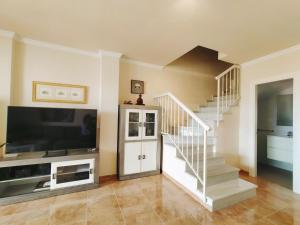 TV a/nebo společenská místnost v ubytování Nerja Sun Apartments Casa Cipreses 5