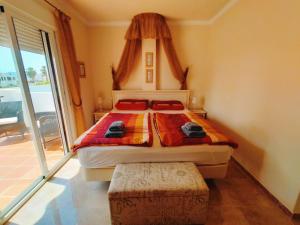 Postel nebo postele na pokoji v ubytování Nerja Sun Apartments Casa Cipreses 5