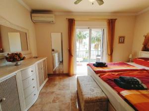 Postel nebo postele na pokoji v ubytování Nerja Sun Apartments Casa Cipreses 5