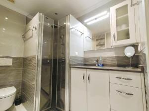 Koupelna v ubytování Nerja Sun Apartments Casa Cipreses 5