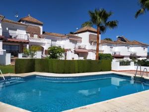 Bazén v ubytování Nerja Sun Apartments Casa Cipreses 5 nebo v jeho okolí