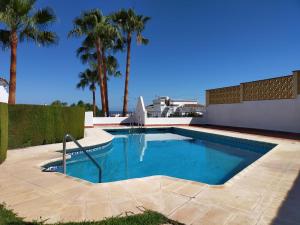 Bazén v ubytování Nerja Sun Apartments Casa Cipreses 5 nebo v jeho okolí