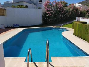 Bazén v ubytování Nerja Sun Apartments Casa Cipreses 5 nebo v jeho okolí