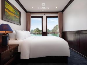 een slaapkamer met een wit bed en een raam bij Erina Cruise in Ha Long