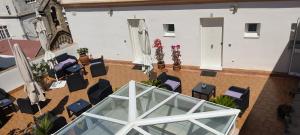 uma vista sobre um pátio com cadeiras e plantas em Apartamento la Capillita em Sanlúcar de Barrameda
