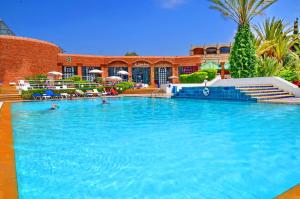 een groot zwembad met mensen in het water bij Caribbean Village Agador - All inclusive in Agadir