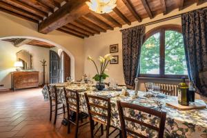SubbianoにあるExperience the charm of Tenuta Le Caselle, a cozy farmhouse surrounded by nature and comfort!の長いテーブルと椅子のある広いダイニングルーム