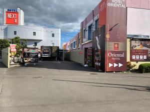 仙台Hotel Next II的建筑物前的空停车场