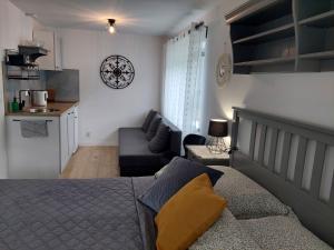 1 dormitorio con cama, sofá y cocina en Sielankowo, en Wisła