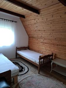 Llit o llits en una habitació de Žabljak izdavanje kuce
