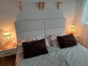1 dormitorio con 1 cama blanca y 2 lámparas en Sielankowo, en Wisła