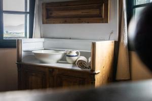 eine Theke in einer Küche mit einer Schüssel darauf in der Unterkunft Hillside View Cottage - Csíksomlyó-panoráma vendégház in Păuleni-Ciuc