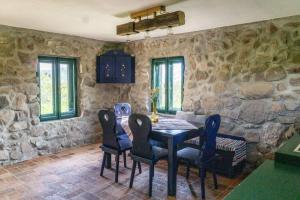 ein Esszimmer mit Tisch und Stühlen in der Unterkunft Hillside View Cottage - Csíksomlyó-panoráma vendégház in Păuleni-Ciuc + 14 Fotos