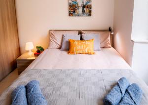 sypialnia z dużym białym łóżkiem z 2 niebieskimi ręcznikami w obiekcie Modern Comfort - 2BR Apartment center of St Julians & Paceville w mieście Paceville