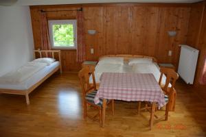 a bedroom with a bed and a table and chairs at Villa Vidal in Villabassa