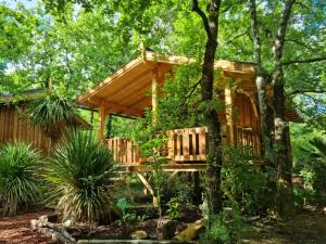 une cabane dans les arbres au milieu d'une forêt dans l'établissement Camping Aux Couleurs du ferret, à Lège-Cap-Ferret